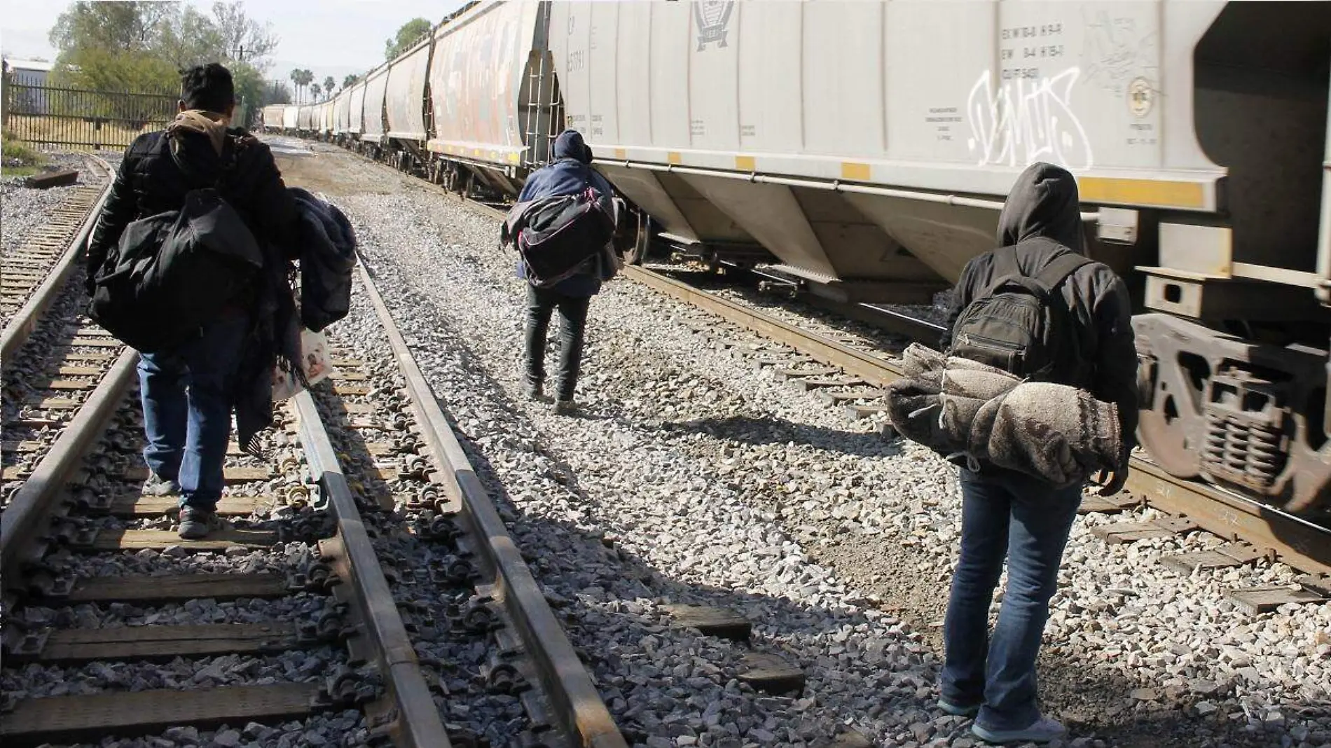 Un plan integral y respaldo de gobiernos municipales para apoyo a migrantes, pide activista